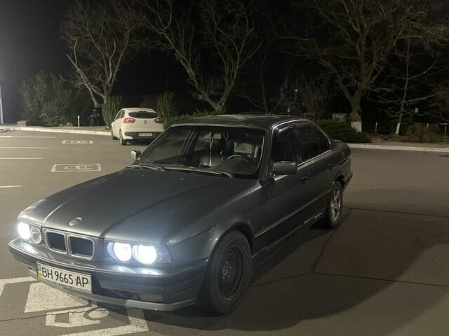 Серый БМВ 5 Серия, объемом двигателя 2 л и пробегом 332 тыс. км за 1899 $, фото 1 на Automoto.ua