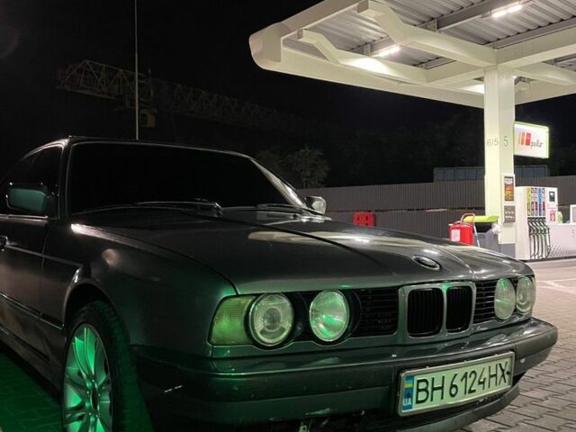 Серый БМВ 5 Серия, объемом двигателя 2.4 л и пробегом 300 тыс. км за 3000 $, фото 2 на Automoto.ua