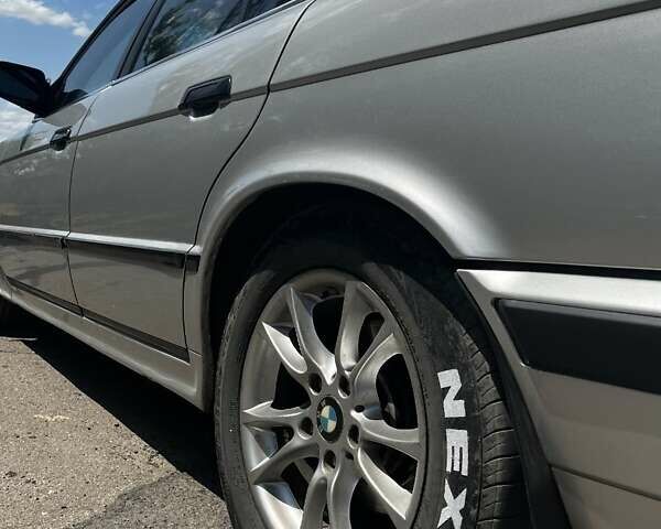 Серый БМВ 5 Серия, объемом двигателя 2.5 л и пробегом 400 тыс. км за 4200 $, фото 2 на Automoto.ua