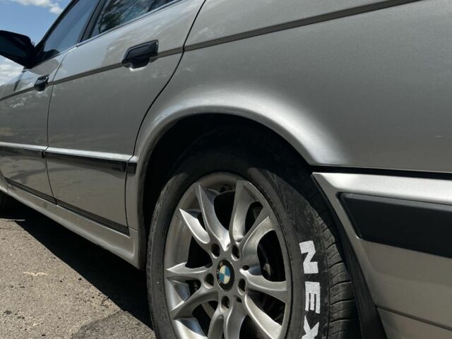 Серый БМВ 5 Серия, объемом двигателя 2.5 л и пробегом 400 тыс. км за 4200 $, фото 3 на Automoto.ua