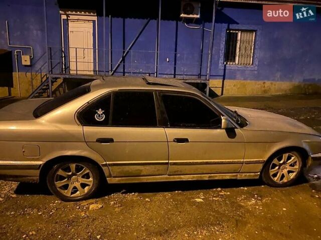 Серый БМВ 5 Серия, объемом двигателя 2.5 л и пробегом 300 тыс. км за 1550 $, фото 1 на Automoto.ua