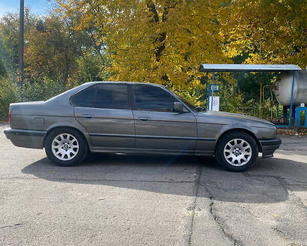 Серый БМВ 5 Серия, объемом двигателя 1.99 л и пробегом 300 тыс. км за 1900 $, фото 5 на Automoto.ua