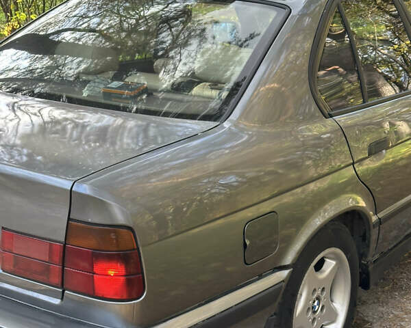 Серый БМВ 5 Серия, объемом двигателя 2.4 л и пробегом 350 тыс. км за 2450 $, фото 9 на Automoto.ua