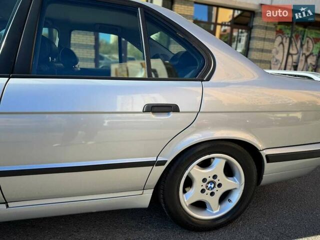 Серый БМВ 5 Серия, объемом двигателя 2 л и пробегом 294 тыс. км за 7337 $, фото 11 на Automoto.ua