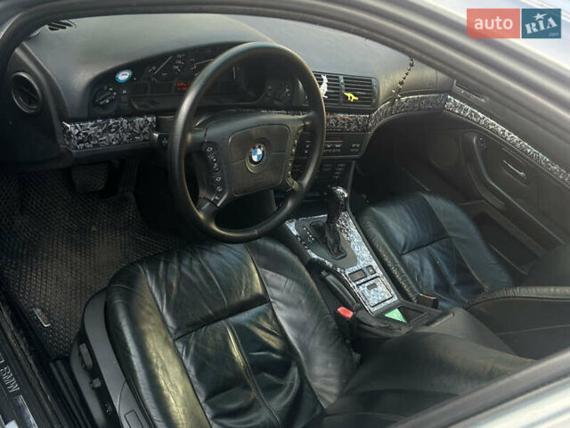 Серый БМВ 5 Серия, объемом двигателя 2.49 л и пробегом 315 тыс. км за 6000 $, фото 3 на Automoto.ua