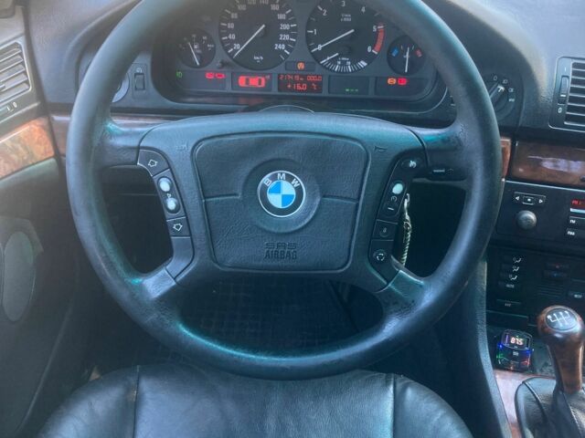 Серый БМВ 5 Серия, объемом двигателя 2.5 л и пробегом 370 тыс. км за 3800 $, фото 11 на Automoto.ua