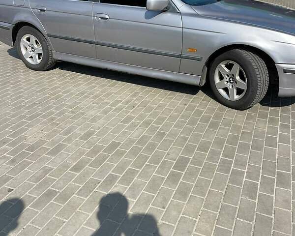 Серый БМВ 5 Серия, объемом двигателя 2 л и пробегом 400 тыс. км за 4000 $, фото 1 на Automoto.ua