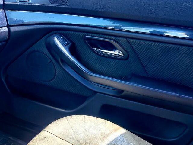 Серый БМВ 5 Серия, объемом двигателя 2.8 л и пробегом 210 тыс. км за 2700 $, фото 6 на Automoto.ua