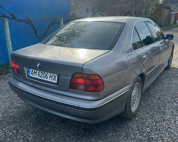 Серый БМВ 5 Серия, объемом двигателя 2.5 л и пробегом 375 тыс. км за 2900 $, фото 1 на Automoto.ua