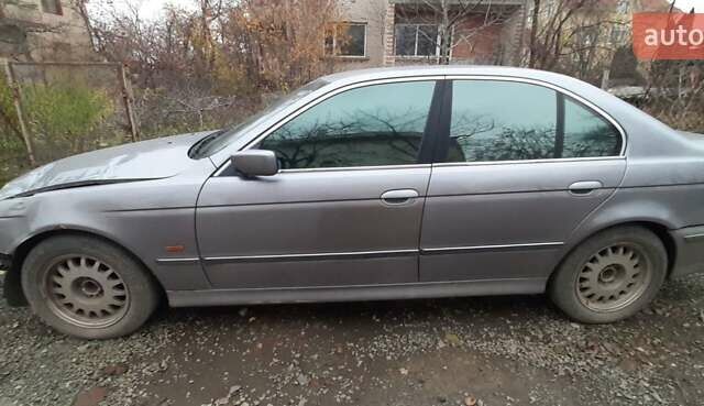 Серый БМВ 5 Серия, объемом двигателя 2.8 л и пробегом 343 тыс. км за 3100 $, фото 2 на Automoto.ua