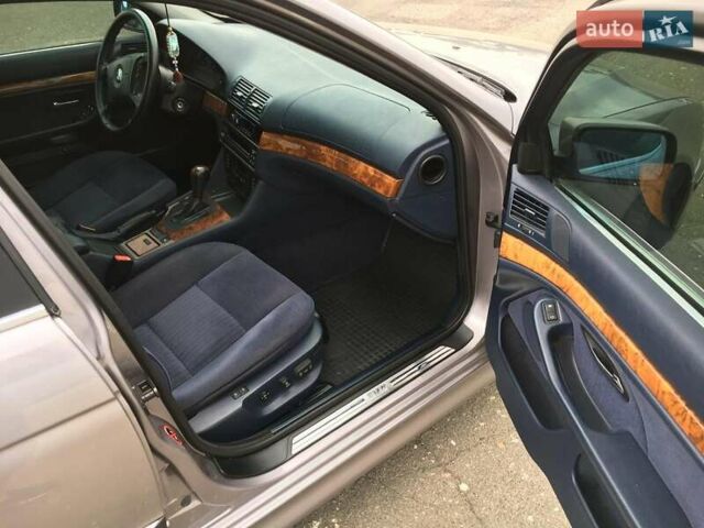 Серый БМВ 5 Серия, объемом двигателя 3.5 л и пробегом 262 тыс. км за 6999 $, фото 2 на Automoto.ua