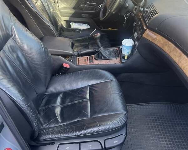 Серый БМВ 5 Серия, объемом двигателя 2 л и пробегом 500 тыс. км за 3300 $, фото 2 на Automoto.ua