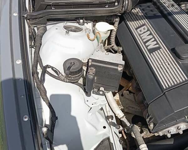 Серый БМВ 5 Серия, объемом двигателя 2 л и пробегом 378 тыс. км за 4700 $, фото 3 на Automoto.ua