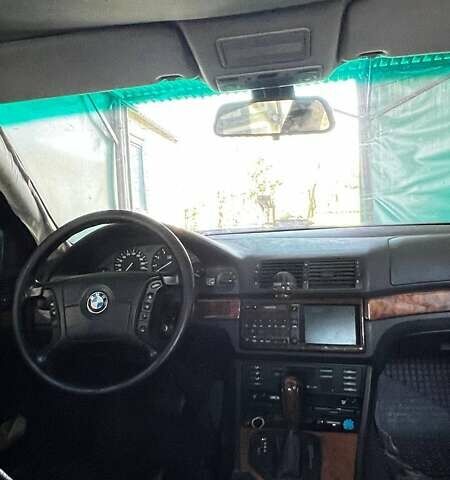 Серый БМВ 5 Серия, объемом двигателя 3.5 л и пробегом 300 тыс. км за 3800 $, фото 3 на Automoto.ua