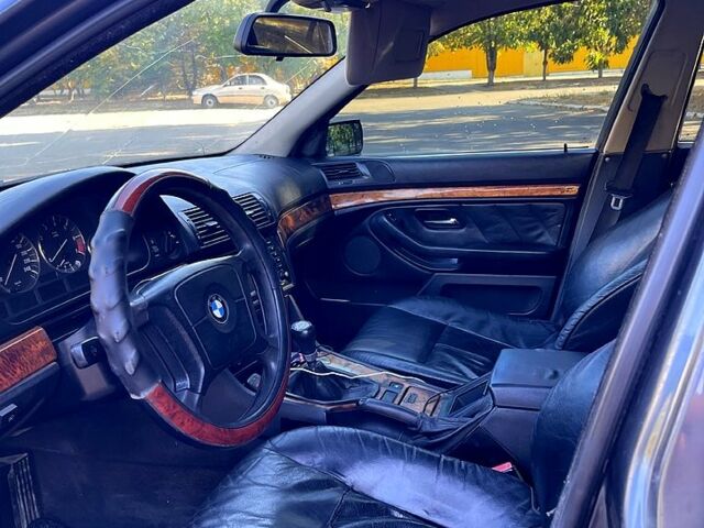 Серый БМВ 5 Серия, объемом двигателя 2.5 л и пробегом 395 тыс. км за 3350 $, фото 6 на Automoto.ua