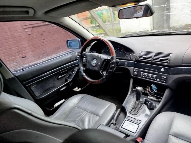 Серый БМВ 5 Серия, объемом двигателя 2.5 л и пробегом 300 тыс. км за 238 $, фото 3 на Automoto.ua