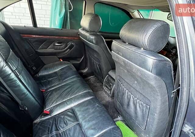 Серый БМВ 5 Серия, объемом двигателя 3.5 л и пробегом 300 тыс. км за 3800 $, фото 2 на Automoto.ua