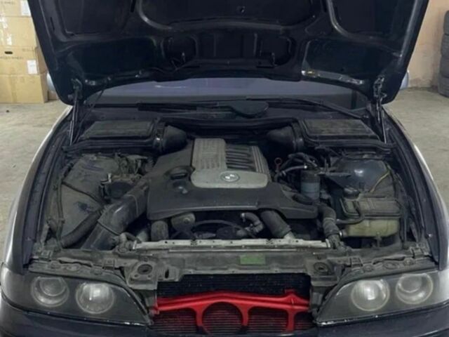 Серый БМВ 5 Серия, объемом двигателя 3 л и пробегом 535 тыс. км за 3900 $, фото 1 на Automoto.ua