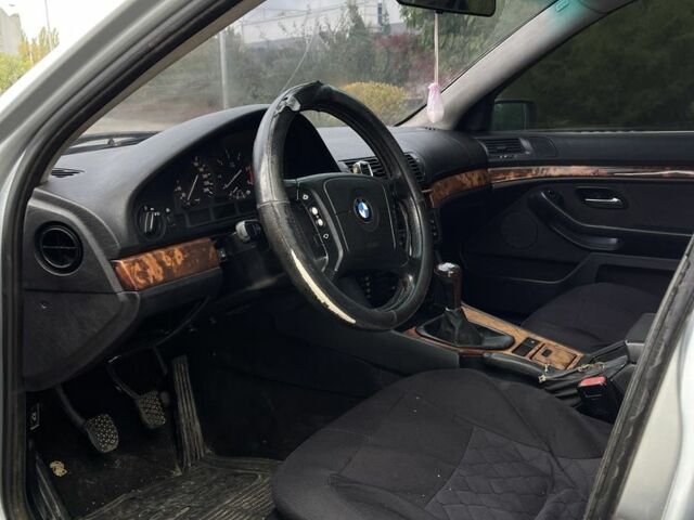 Серый БМВ 5 Серия, объемом двигателя 2.5 л и пробегом 400 тыс. км за 2499 $, фото 6 на Automoto.ua