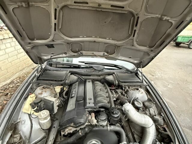 Серый БМВ 5 Серия, объемом двигателя 2.5 л и пробегом 299 тыс. км за 3850 $, фото 4 на Automoto.ua