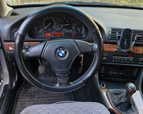 Серый БМВ 5 Серия, объемом двигателя 2 л и пробегом 295 тыс. км за 4000 $, фото 7 на Automoto.ua