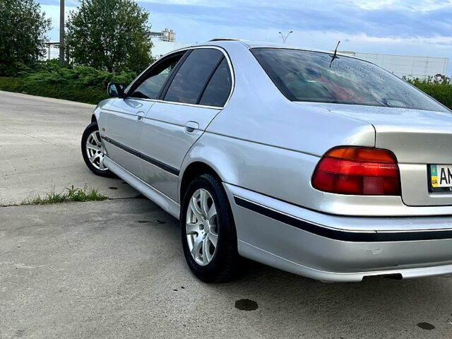 Серый БМВ 5 Серия, объемом двигателя 3 л и пробегом 489 тыс. км за 4600 $, фото 1 на Automoto.ua