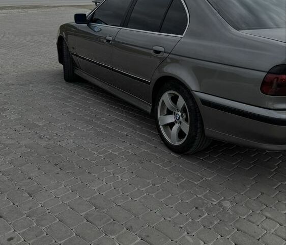 Серый БМВ 5 Серия, объемом двигателя 2 л и пробегом 235 тыс. км за 3599 $, фото 3 на Automoto.ua