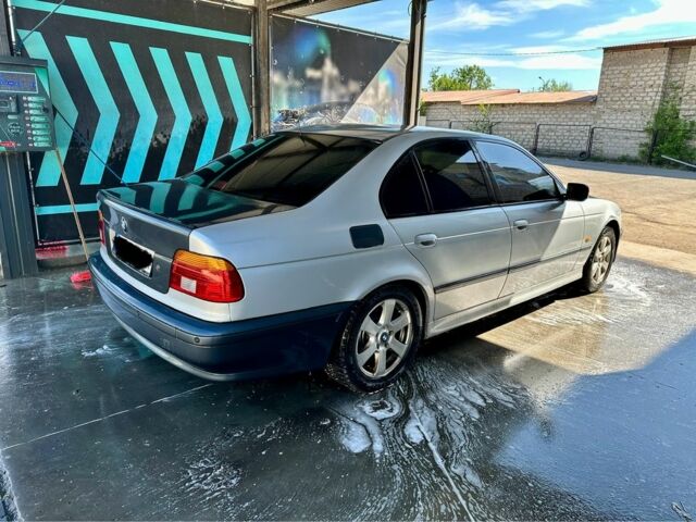 Серый БМВ 5 Серия, объемом двигателя 2.5 л и пробегом 295 тыс. км за 5000 $, фото 3 на Automoto.ua