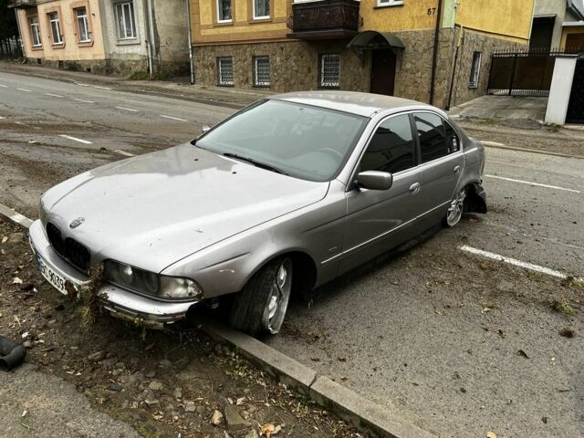 Серый БМВ 5 Серия, объемом двигателя 2.5 л и пробегом 350 тыс. км за 1000 $, фото 1 на Automoto.ua