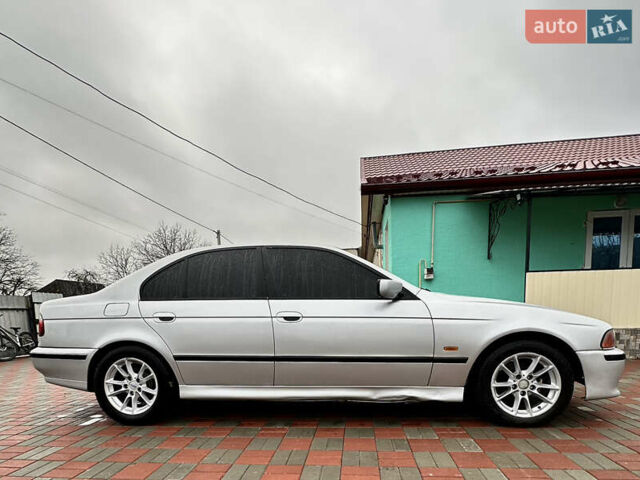 Серый БМВ 5 Серия, объемом двигателя 3 л и пробегом 380 тыс. км за 5000 $, фото 2 на Automoto.ua