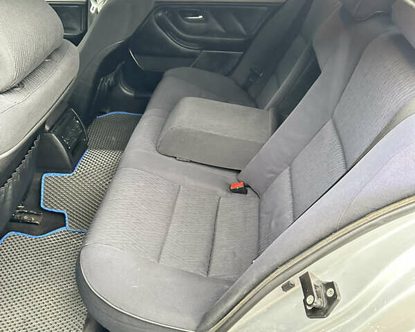 Серый БМВ 5 Серия, объемом двигателя 3 л и пробегом 380 тыс. км за 5000 $, фото 5 на Automoto.ua