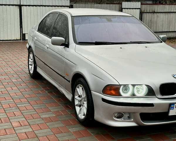 Серый БМВ 5 Серия, объемом двигателя 3 л и пробегом 380 тыс. км за 5000 $, фото 1 на Automoto.ua