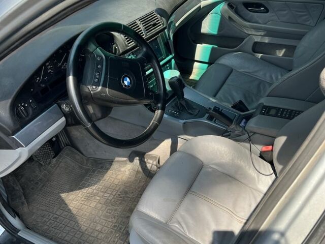 Серый БМВ 5 Серия, объемом двигателя 2 л и пробегом 330 тыс. км за 5500 $, фото 1 на Automoto.ua