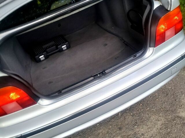 Серый БМВ 5 Серия, объемом двигателя 2 л и пробегом 324 тыс. км за 5500 $, фото 4 на Automoto.ua