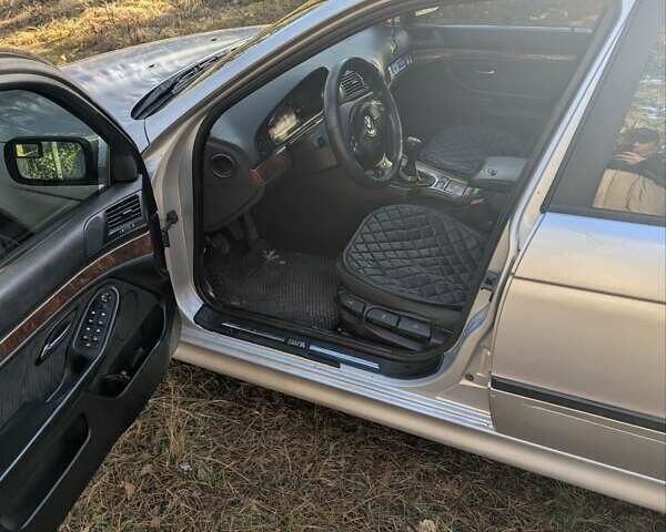 Серый БМВ 5 Серия, объемом двигателя 2.5 л и пробегом 400 тыс. км за 2000 $, фото 3 на Automoto.ua