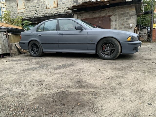 Серый БМВ 5 Серия, объемом двигателя 3 л и пробегом 438 тыс. км за 4000 $, фото 2 на Automoto.ua