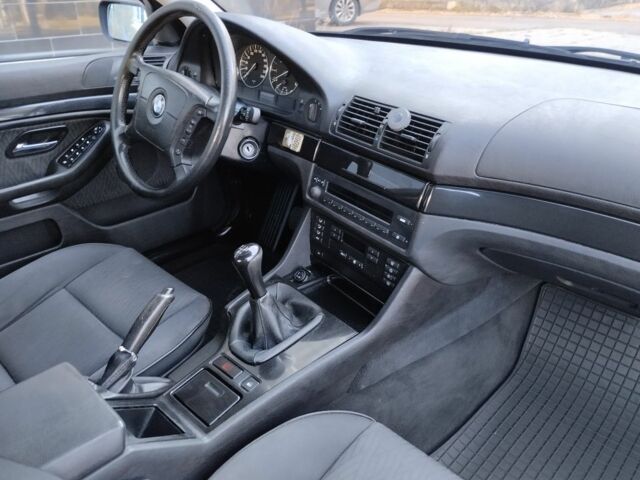 Серый БМВ 5 Серия, объемом двигателя 2 л и пробегом 303 тыс. км за 4000 $, фото 1 на Automoto.ua