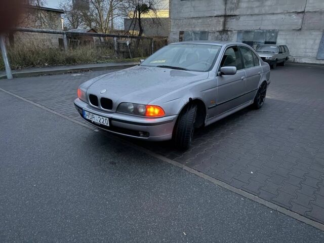 Серый БМВ 5 Серия, объемом двигателя 3 л и пробегом 350 тыс. км за 2500 $, фото 1 на Automoto.ua