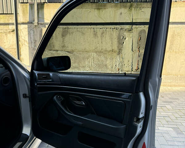 Серый БМВ 5 Серия, объемом двигателя 3 л и пробегом 298 тыс. км за 9300 $, фото 25 на Automoto.ua