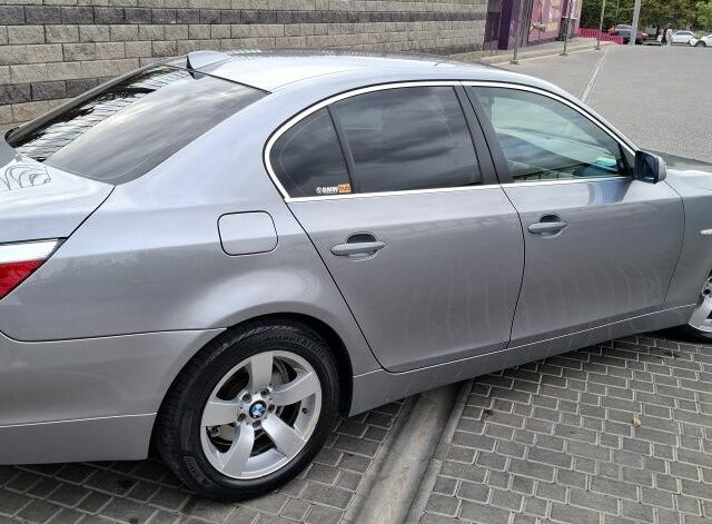 Серый БМВ 5 Серия, объемом двигателя 3 л и пробегом 319 тыс. км за 8500 $, фото 2 на Automoto.ua