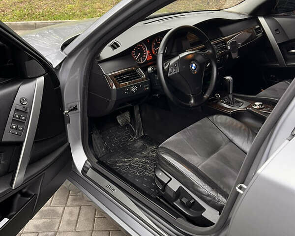 Серый БМВ 5 Серия, объемом двигателя 3 л и пробегом 245 тыс. км за 8400 $, фото 6 на Automoto.ua