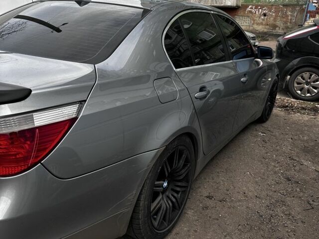 Серый БМВ 5 Серия, объемом двигателя 4.4 л и пробегом 318 тыс. км за 9999 $, фото 4 на Automoto.ua