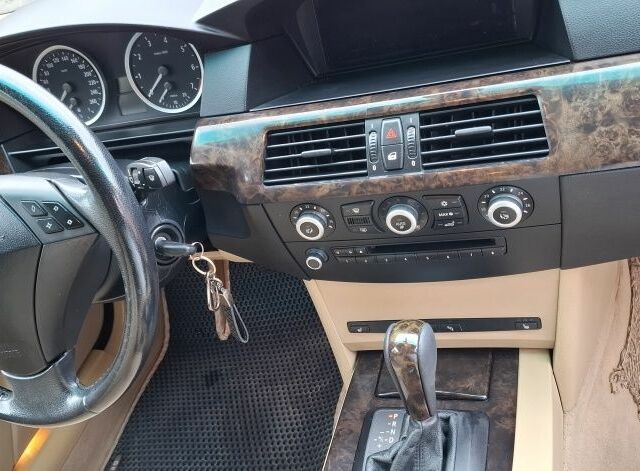 Серый БМВ 5 Серия, объемом двигателя 3 л и пробегом 319 тыс. км за 8500 $, фото 7 на Automoto.ua