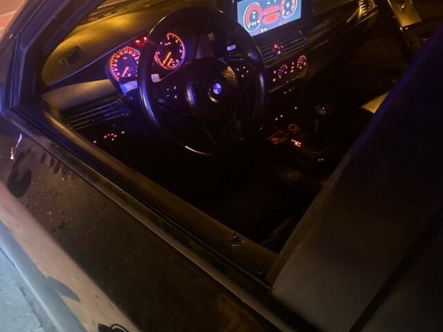 Серый БМВ 5 Серия, объемом двигателя 3 л и пробегом 430 тыс. км за 10000 $, фото 1 на Automoto.ua