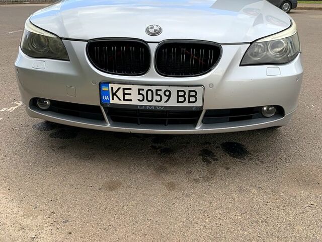 Серый БМВ 5 Серия, объемом двигателя 3 л и пробегом 320 тыс. км за 9600 $, фото 1 на Automoto.ua