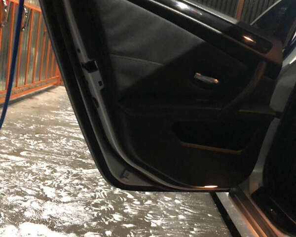 Серый БМВ 5 Серия, объемом двигателя 3 л и пробегом 258 тыс. км за 10000 $, фото 11 на Automoto.ua