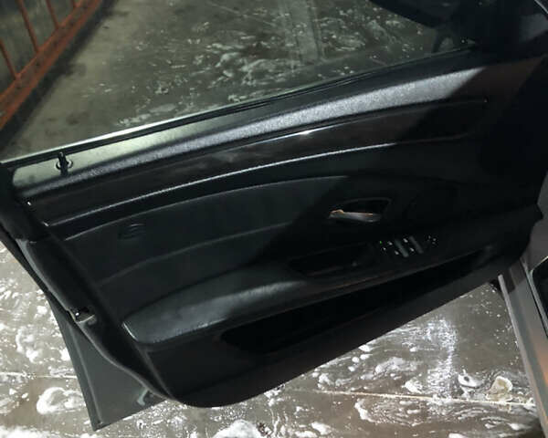 Серый БМВ 5 Серия, объемом двигателя 3 л и пробегом 258 тыс. км за 10000 $, фото 9 на Automoto.ua