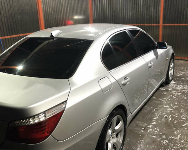 Серый БМВ 5 Серия, объемом двигателя 3 л и пробегом 258 тыс. км за 10000 $, фото 3 на Automoto.ua