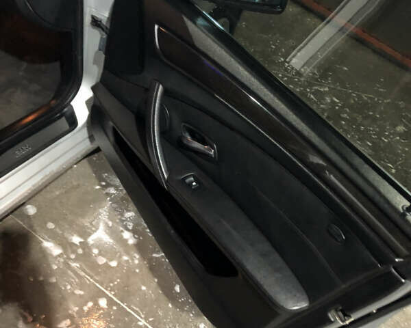 Серый БМВ 5 Серия, объемом двигателя 3 л и пробегом 258 тыс. км за 10000 $, фото 6 на Automoto.ua