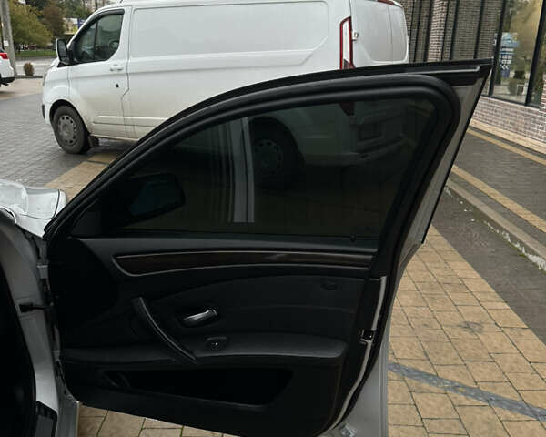 Серый БМВ 5 Серия, объемом двигателя 2.5 л и пробегом 262 тыс. км за 9000 $, фото 16 на Automoto.ua